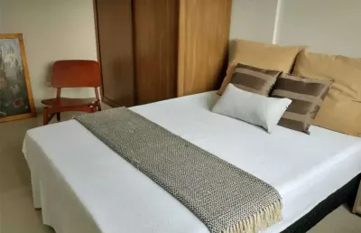 Apartamento mobiliado com 2 dormitórios sendo 1 suíte e 1 vaga a 200 m da praia de canasvieiras