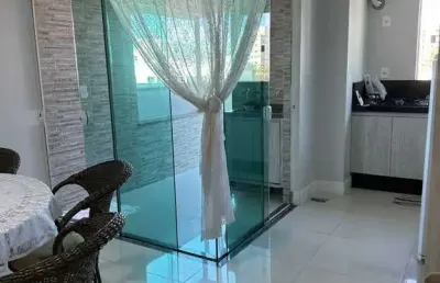 Apartamento mobiliado com 2 dormitórios sendo 1 suíte e 1 vaga de garagem em perequê -porto belo