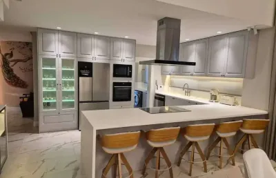 Casa com 5 suítes e 6 vagas de garagem em condomínio no centro de camboriú
