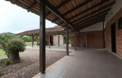 Sítio com 24.017,00m² com casa construída com  4 quartos 3 vagas em ascurra