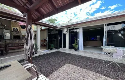 Casa com 3 dormitórios sendo 1 suíte e 2 vagas de garagem no bairro cohapar em guaratuba/pr