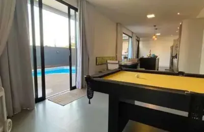 Casa mobiliada com 4 suítes e 2 vagas de garagem em penha/sc.