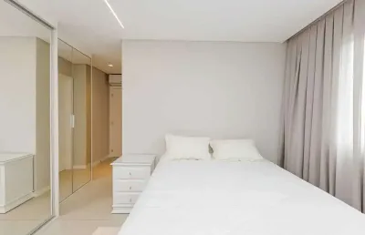 Apartamento mobiliado com 3 dormitórios sendo 1 suíte e 2 vagas de garagem em balneário camboriú