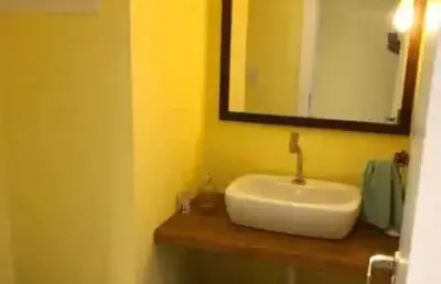 Apartamento frente mar com 2 suítes aprox. 70m da praia na praia de armação em penha/sc.