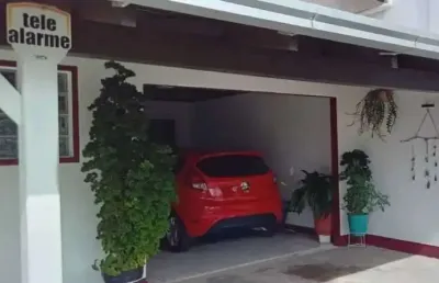 Casa semi-mobiliada com 2 dormitórios sendo 1 suíte aprox. 400m da praia de armação - penha/sc.