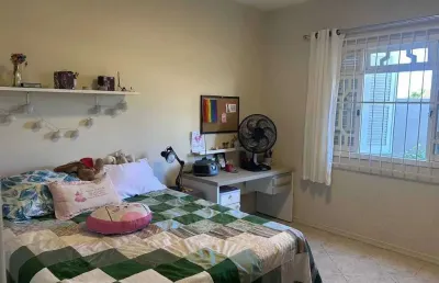 Casa com 4 dormitórios sendo 2 suítes e 2 vagas aprox. 100m da praia grande em penha/sc.