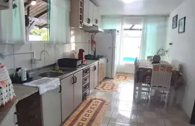 Casa com piscina, 3 dormitórios sendo 1 suíte e 4 vagas aprox. 1 km da praia de armação em penha/sc
