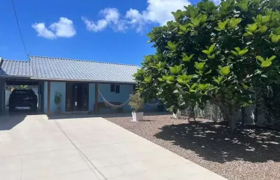 Casa à venda – terreno de 491,52m² com pomar, 02 dormitórios aprox. 700m da praia penha/sc