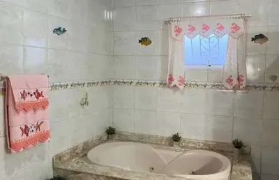 Casa com 3 dormitórios e 5 vagas de garagem próximo do beto carrero em penha/sc.