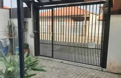 Casa com 3 suítes, área de festas com piscina e 5 vagas aprox. 352m da praia de armação em penha/sc.