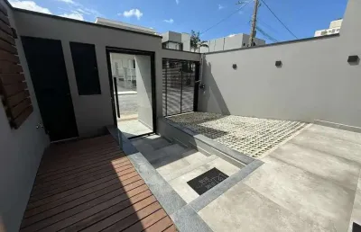 Sobrado com piscina aquecida, 2 dormitórios sendo 1 suíte e 2 vagas no dom bosco em itajaí