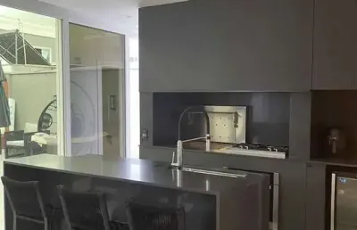 Casa mobiliada no condomínio caledônia com 3 suítes e 4 vagas garagem em camboriú