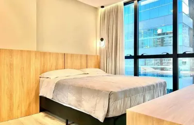 Flat mobiliado com 1 dormitório e 1 vaga de garagem na meia praia em itapema