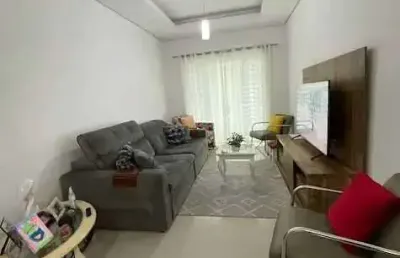 Sobrado triplex com 4 suítes e 3 vagas de garagem em balneário camboriú