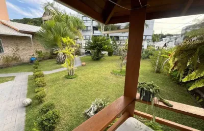 3 sobrados com 2 suítes e 1 vaga de garagem cada na praia dos amores na brava em itajaí