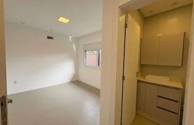 Casa semi-mobiliada no condomínio caledônia com 3 suítes e 4 vagas de garagem em camboriú