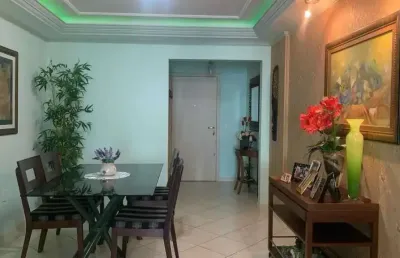 Apartamento quadra mar 1 suíte mais 2 dormitórios e 2 vagas na garagem.