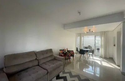 Sobrado com 03 dormitórios sendo 01 suíte e 02 vagas na garagem em curitiba