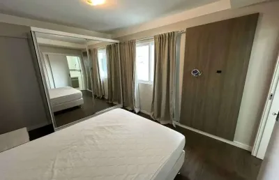 Apartamento semi-mobiliado com 1 suíte,  2 demi e 2 vagas de garagem na praia brava em itajaí