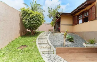 Residência com 4 dormitórios sendo 1 suíte, 4 vagas de garagem e galpão comercial.