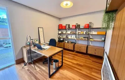 Casa mobiliada com 3 suítes e 4 vagas na garagem com uma ampla piscina na parte externa em itajaí