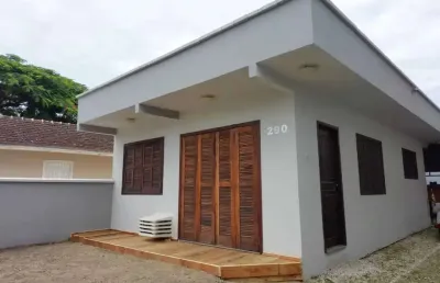 Casa com 2 dormitórios e 3 vagas de garagem no centro de porto belo