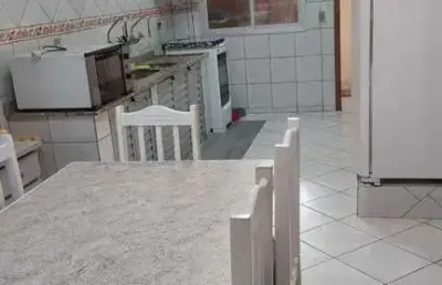 Sobrado com 4 dormitórios e 3 vagas a 300m da praia alegre em penha/sc.