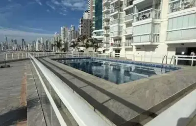 Apartamento mobiliado com 2 dormitórios e 1 vaga de garagem na av. atlântica em balneário camboriú