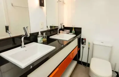 Cobertura duplex frente mar com 4 suítes e 3 vagas de garagem em bombinhas