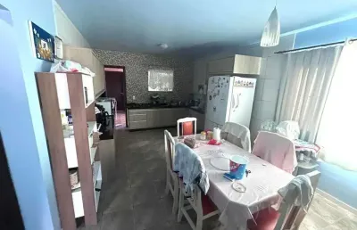 Casa a venda com 3 dormitórios e 3 garagens, com 1 kitnet de 25m² no centro de penha/sc.