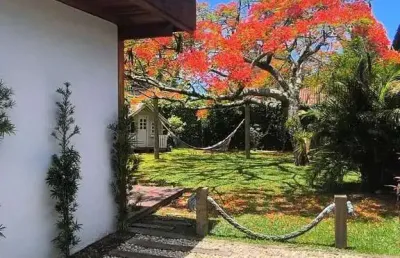 Casa mobiliada com 4 dormitórios sendo 01 suíte e 4 vagas em penha sc