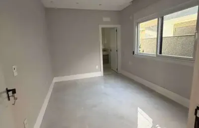 Casa em condomínio com 4 suítes e 2 vagas de garagem