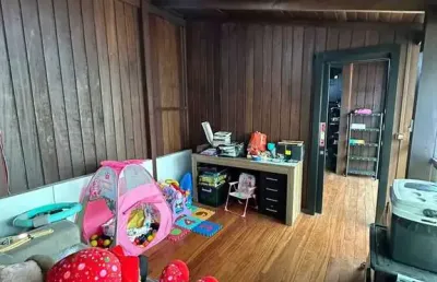 Casa com 3 dormitórios sendo 1 suíte e 2 vagas de garagem em itapema/sc