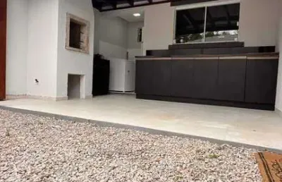 Sobrado semi-mobiliado com 2 dormitórios e 1 vaga de garagem em tijucas