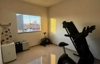 Sobrado mobiliado com 2 suítes e 2 vagas de garagem no bairro cordeiros em itajaí