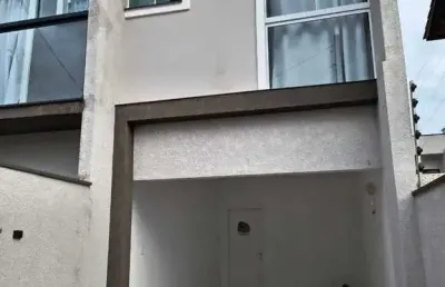 Sobrado a 500m do mar com 2 suítes e 2 vagas de garagens em balneário piçarras/sc