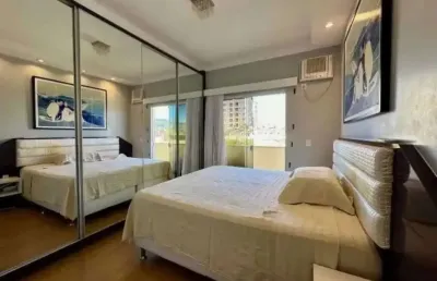 Sobrado alto padrão com 3 dormitórios e 3 vagas de garagem, com amplo jardim em camboriú