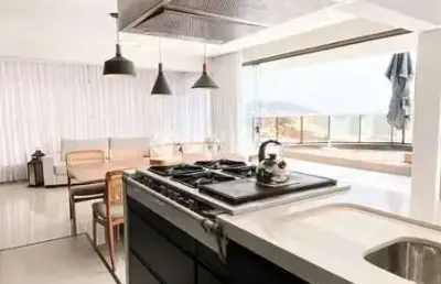 Cobertura duplex beira-mar com 4 suítes e 2 vagas de garagem em penha