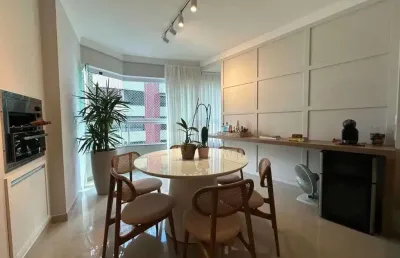 Apartamento finamente mobiliado com 3 suítes e 2 vagas de garagem no centro  balneário camboriú