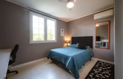 Casa finamente mobiliada em condomínio com 2 suítes e 3 dormitórios em canela