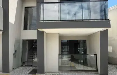 Casa com 2  dormitórios 1 suíte e 1 vaga de garagem no itacolomi a 300 metros da praia
