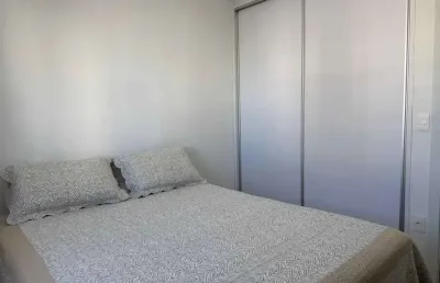 Apartamento mobiliado com 2 dormitórios sendo 1 suíte e 1 vaga de garagem em balneário camboriú