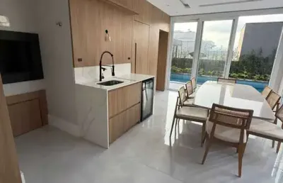 Casa em condomínio com 4 suítes e 2 vagas de garagem