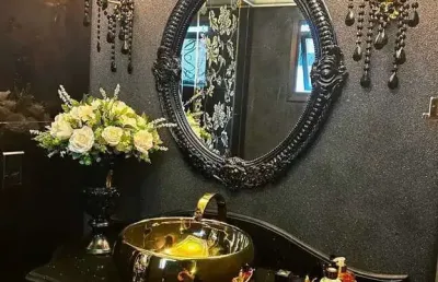 Casa neoclássica mobiliada com 4 suítes e 4 vagas de garagem em condomínio fechado no bairro rio do meio em camboriú