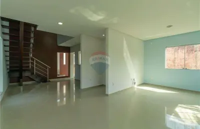 Casa sobrado em flores, conjunto beija flor, 3 quartos, sendo 1 suíte com closet