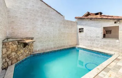 Casa com piscina de 3 dormitórios sendo 1 suíte na ocian em praia grande