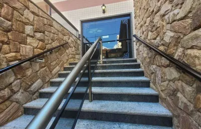 Apartamento de 3 dormitórios sendo 1 suíte à venda em vila tupi praia grande, sp