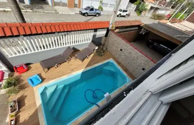 Luxuosa casa de dois andares a apenas 200m da praia - 3 dormitórios, 2 suítes