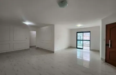 Apartamento reformado no canto do forte - 350 metros do mar.
