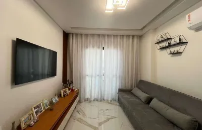 Apartamento 2 dormitórios com 1 suíte sendo 55m² e vista mar permanente.